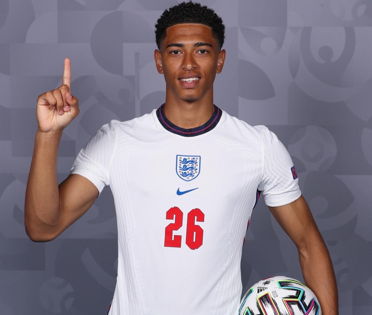 篮球新星朱松玮展现实力，半场高效表现引人注目（朱松玮半场高效爆发，展现篮球新星风采）