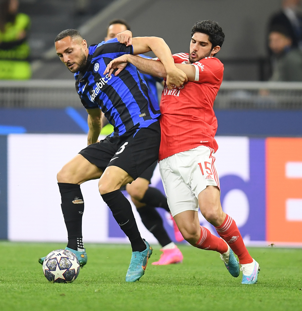 辛辛那提中场吉迪赛后与梅西交换球衣，双方握手并拥抱（赛后辛辛那提中场吉迪与梅西互换球衣，握手相拥致意）