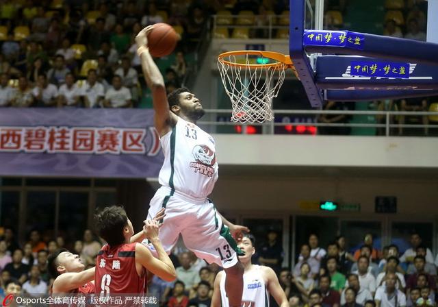 每体报道巴萨U19加里巴：偶像普约尔，有超脱黑人中卫的心智（每体：巴萨U19小将加里巴谈偶像普约尔，展现出超强心智）