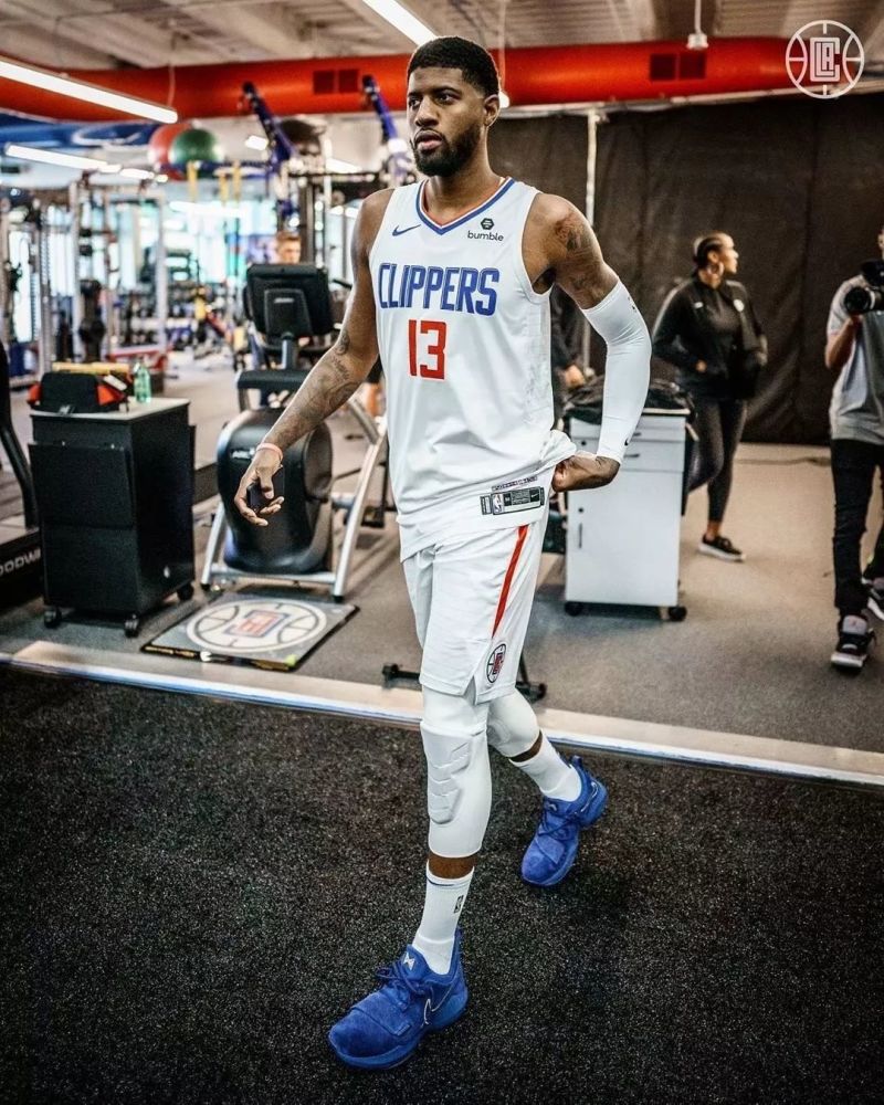 尼日利亚4-1大胜加蓬进入决赛，奥斯梅恩双响，埃朱克破门（尼日利亚4-1击败加蓬挺进决赛，奥斯梅恩梅开二度，埃朱克建功）