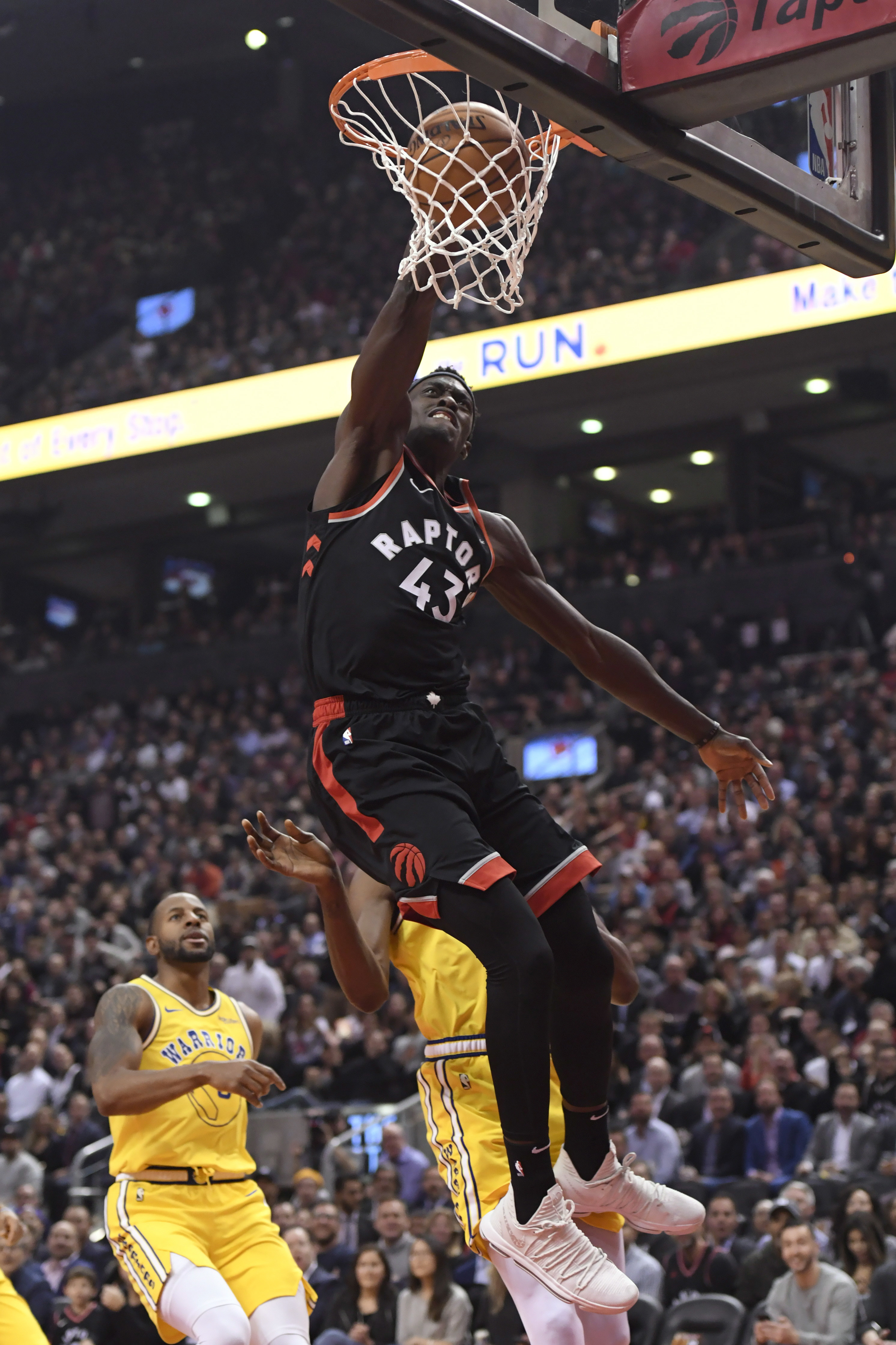 NBA常规赛战报：湖人客场险胜太阳,（湖人客场险胜太阳：NBA常规赛快讯）