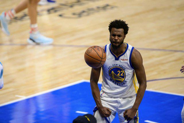 有人跪地不起，有人仰天怒吼（有人屈膝不起，有人仰天长啸）