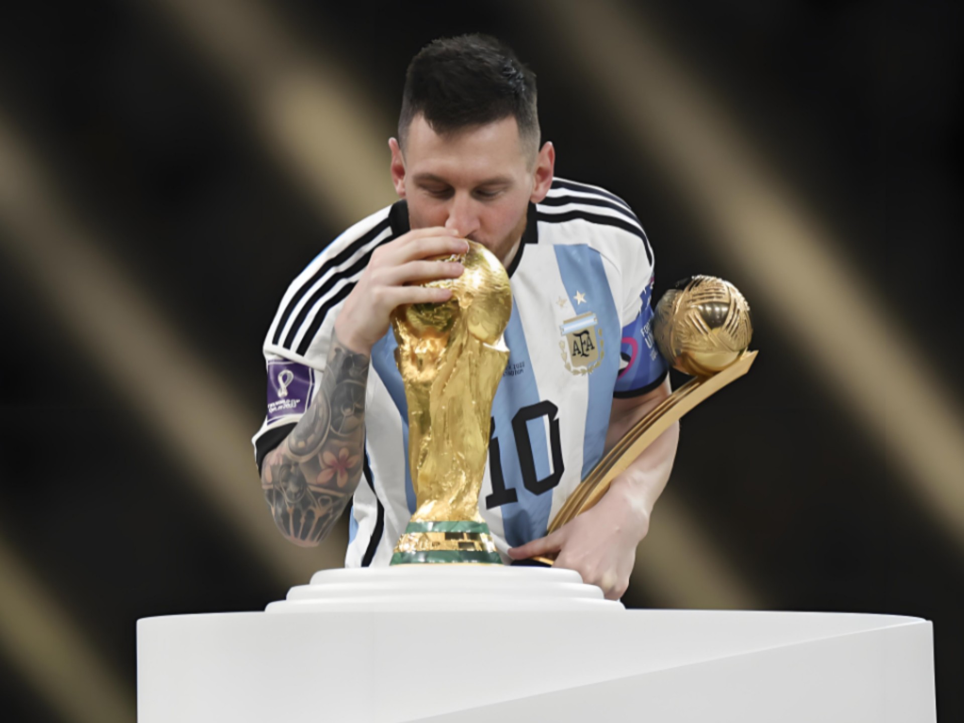 镜头语言，阿诺德上场镜头给到一位利物浦球迷亲吻队徽（阿诺德登场瞬间，镜头捕捉利物浦球迷亲吻队徽）