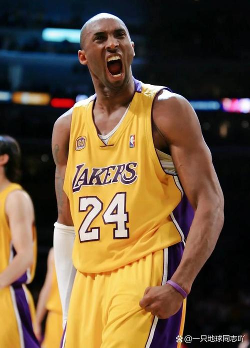 哈登上半场表现抢眼，为球队注入活力（哈登半场火力全开，激活球队士气）