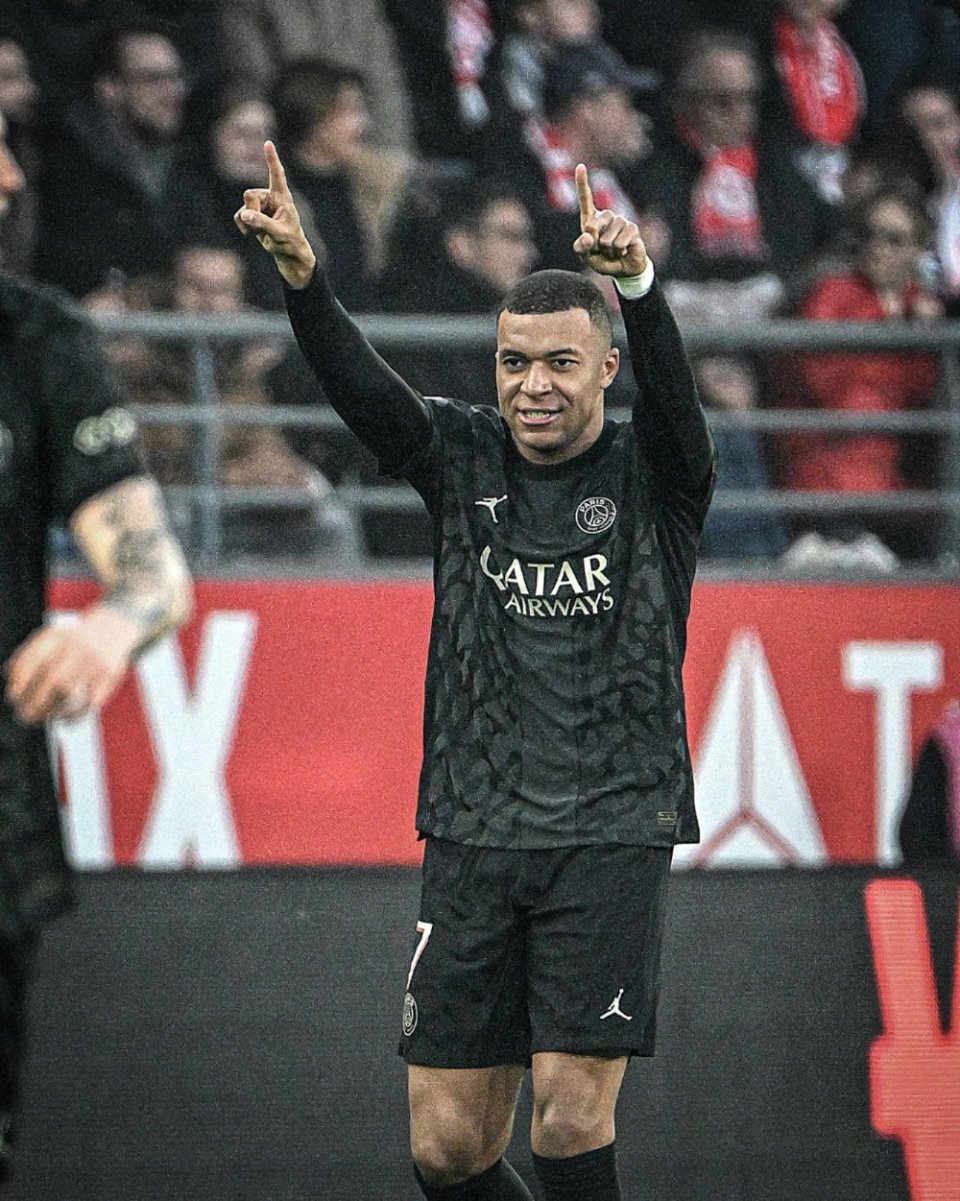 打破小贝纪录，布鲁日前锋福布斯是欧冠对巴萨传射最年轻球员（布鲁日前锋福布斯超越小贝，创欧冠对阵巴萨传射最年轻纪录）