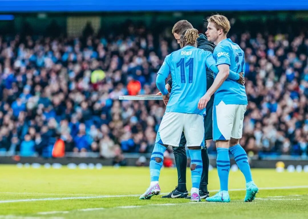 激烈碰撞！杜兰特持球造成东契奇犯规 随后两罚全中（火药味十足！杜兰特持球造东契奇犯规，随后两罚全中）