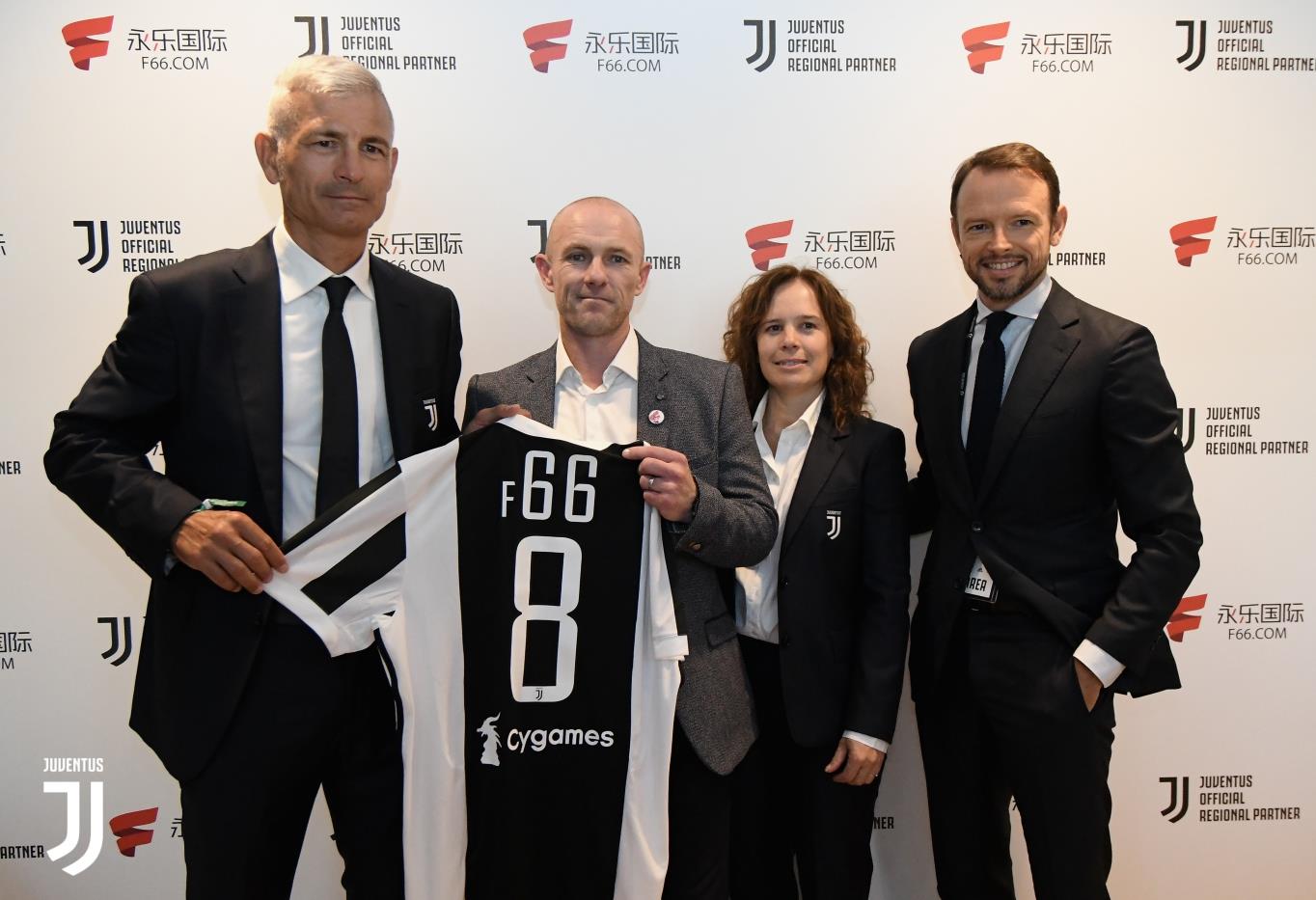 前锋冷静破门，展现成熟心态（前锋沉着建功，尽显成熟心态）