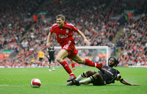 这雪有点大，欧冠赛前一名挪威记者在博德闪耀的球场边线处滑雪（欧冠赛前风雪骤起，挪威记者在博德闪耀场边滑雪）