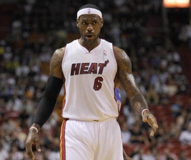 毕巴vs皇马首发：姆巴佩PK尼科、阿诺德，维尼修斯先发（毕巴战皇马首发揭晓：姆巴佩对决尼科、阿诺德，维尼修斯首发登场）