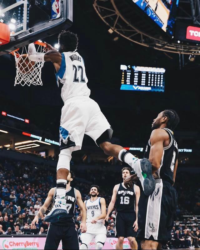 利物浦萨拉赫任意球破门锁定胜局（萨拉赫任意球建功，助利物浦锁定胜局）