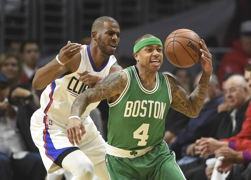 奋力反击！拉梅洛·鲍尔上篮得手 黄蜂轰出11-0扳平比分（黄蜂掀11-0攻势追平比分，拉梅洛·鲍尔上篮命中）