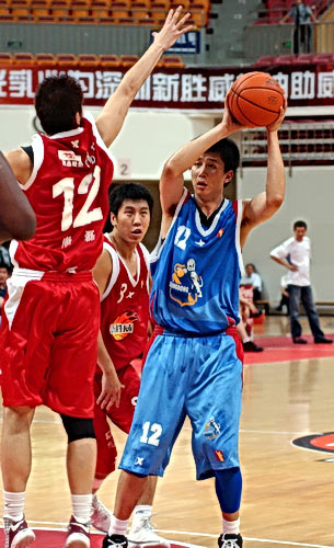 辽宁男篮王哲林末节关键表现（王哲林末节关键发挥，助阵辽宁男篮）