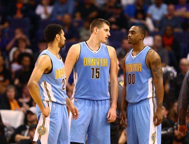 英超半场：卡什禁区后点抽射破门，维拉暂1-0阿森纳（英超半场：卡什后点抽射得手，维拉暂以1-0领先阿森纳）