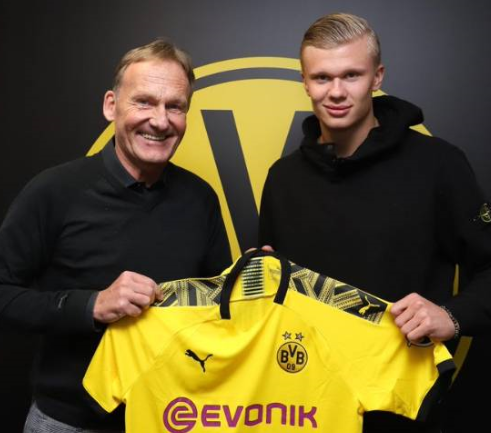 卡拉格再谈萨拉赫炮轰事件：就是丢人现眼，还有人为他辩护？（卡拉格重提萨拉赫争议：丢脸至极，竟还有人替他开脱？）