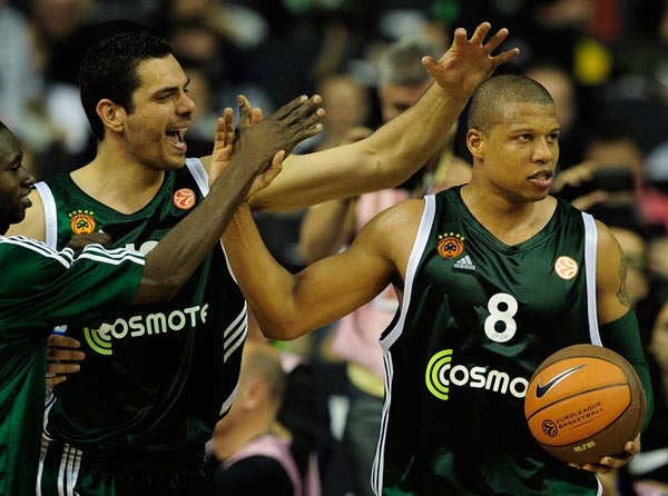 感受土超的气氛，埃德森在伊斯坦布尔德比中遭球迷投掷塑料杯（土超氛围拉满：伊斯坦布尔德比中埃德森遭球迷掷塑料杯）