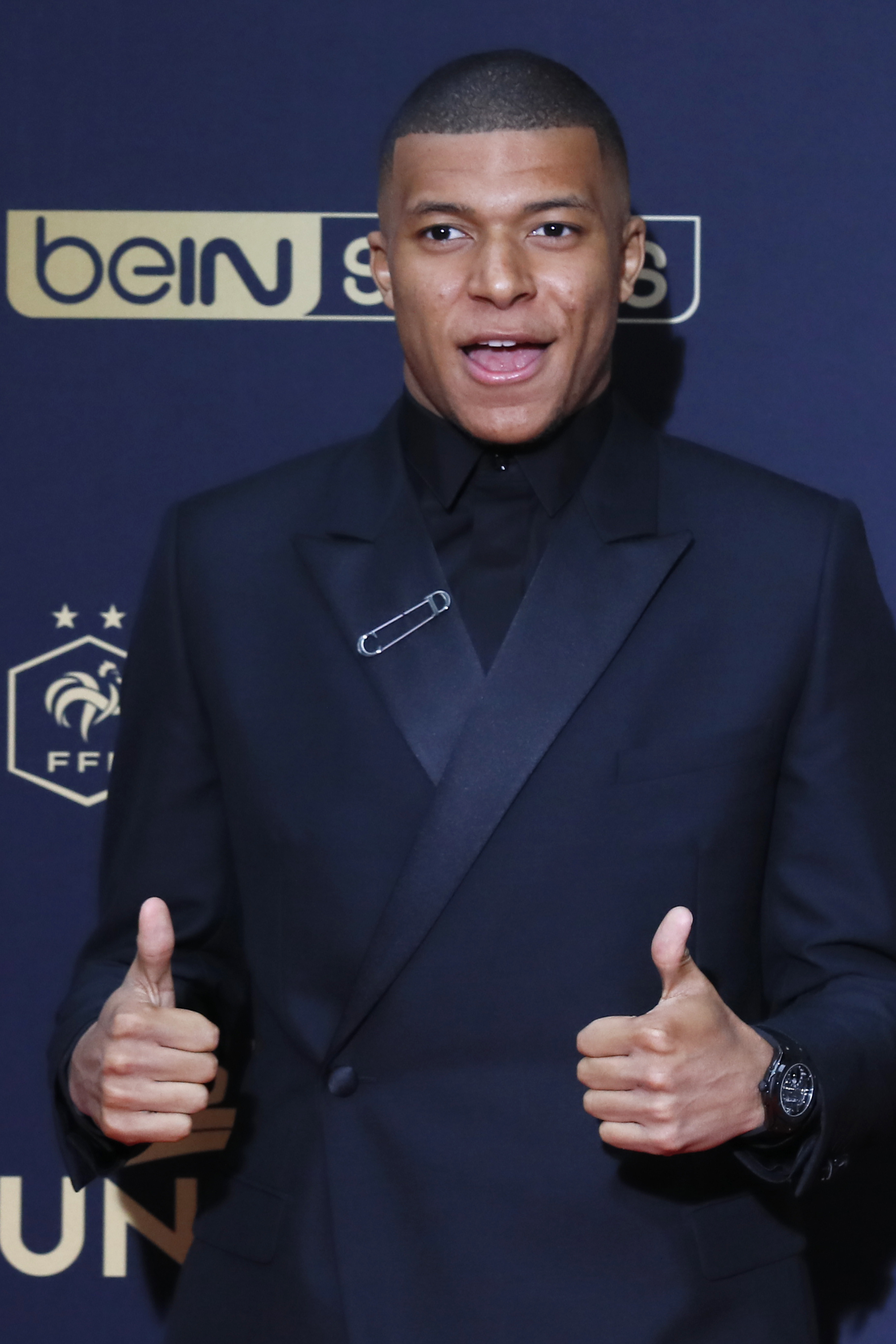 广东男篮在CBA俱乐部杯中以56-30大胜合肥狂风，发挥出色，攻防效率高，取得八强资格。（广东男篮火力全开，CBA俱乐部杯56比30大胜合肥狂风，攻守高效挺进八强）