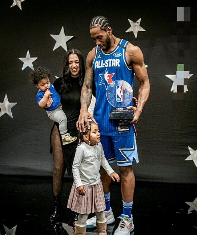 正随巴西在枪手基地训练，维尼修斯与多名阿森纳青训球员合影（维尼修斯随巴西队在阿森纳基地训练，并与多位枪手青训小将合影）