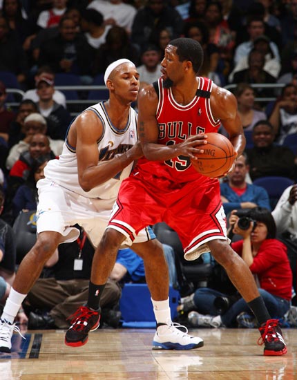 亚历山大：球迷把拥有我签名鞋当作圣诞心愿感觉很美妙 心怀感激（亚历山大：球迷将我的签名鞋列入圣诞愿望令我倍感欣喜并心怀感激）